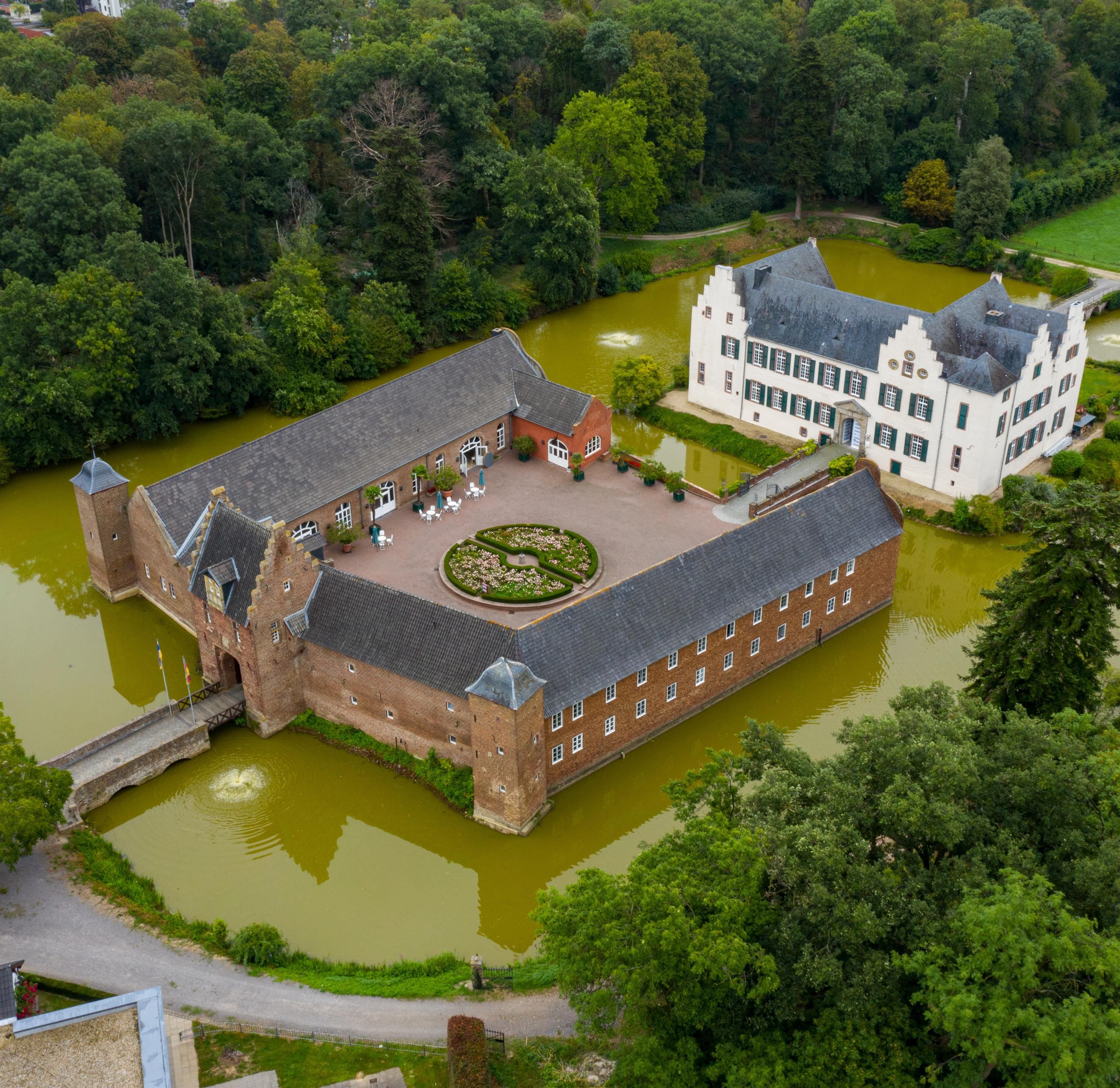 Vorburg und Hauptburg der Burg Heimerzheim bilden eine Einheit