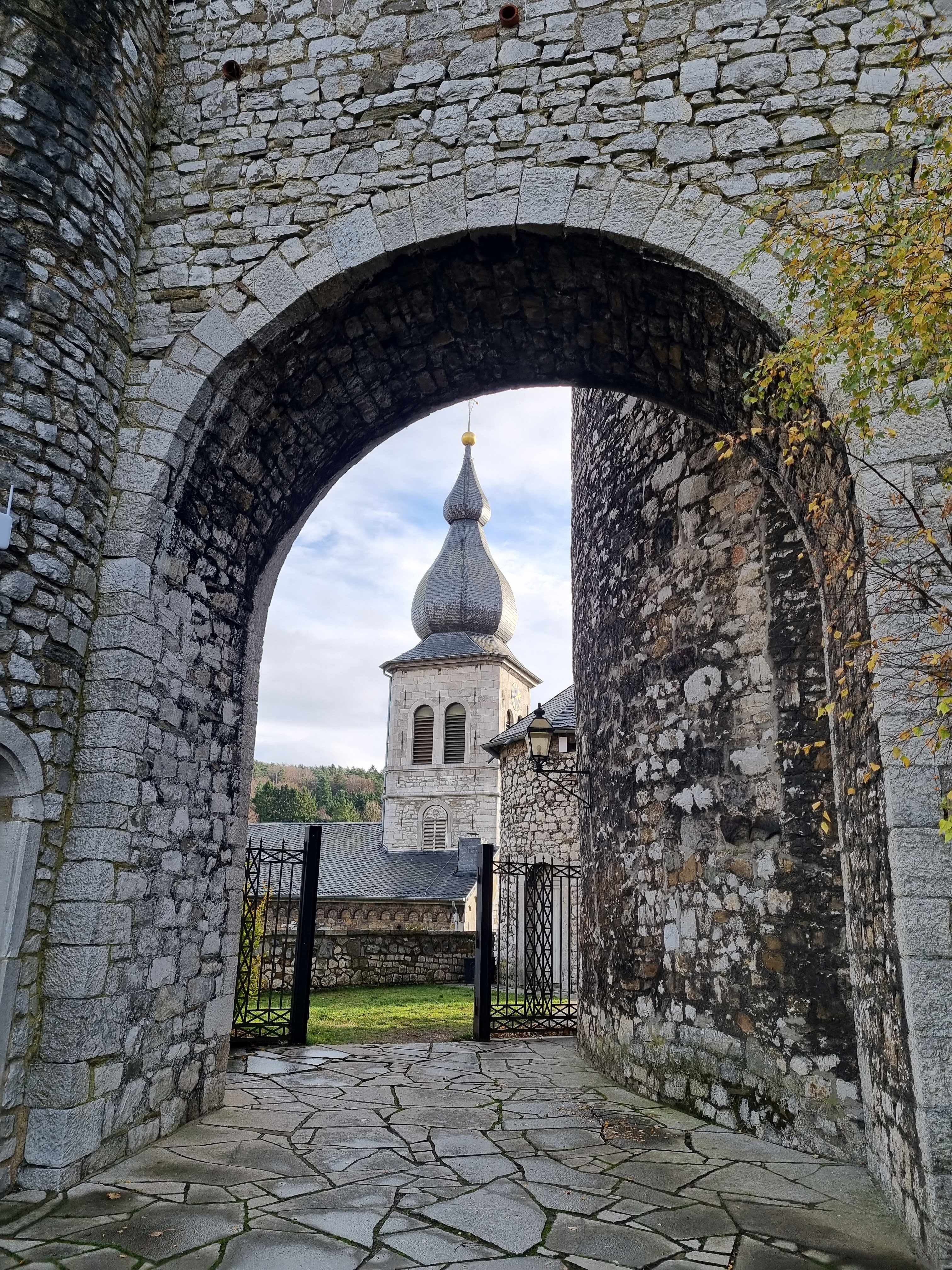Blick durch einen Torbogen auf Burg Stolberg