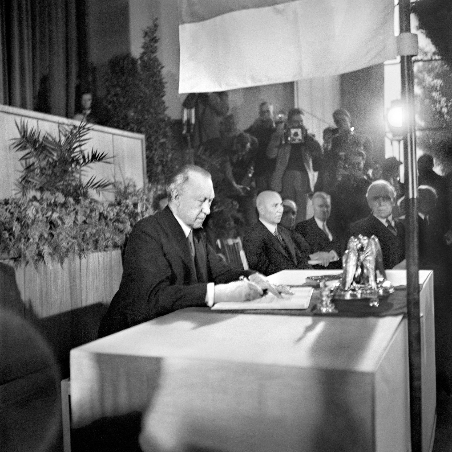 Als Präsident des Parlamentarischen Rates unterzeichnet der spätere Bundeskanzler Konrad Adenauer (CDU) am 23. Mai 1949 das Grundgesetz als Erster, Foto: Erna Wagner-Hehmke