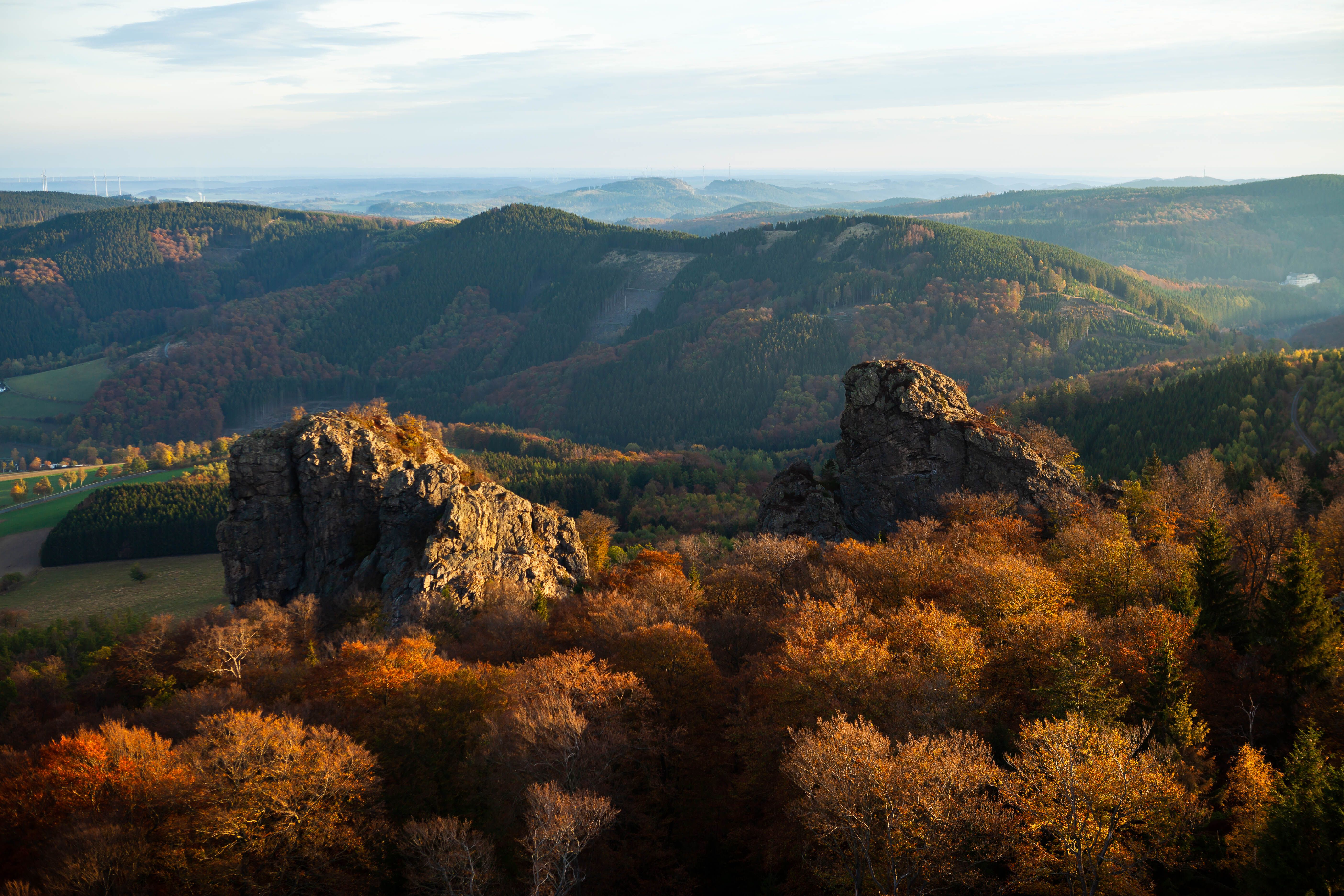 Landschaft mit Bruchhauser Steinen und herbstlichem Wald in Olsberg.
