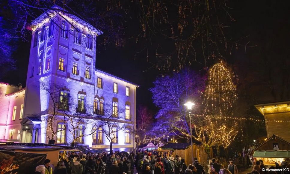 Die Lichter auf dem Weihnachtsmarkt in Kreuztal sind nachts besonders schön zu sehen.