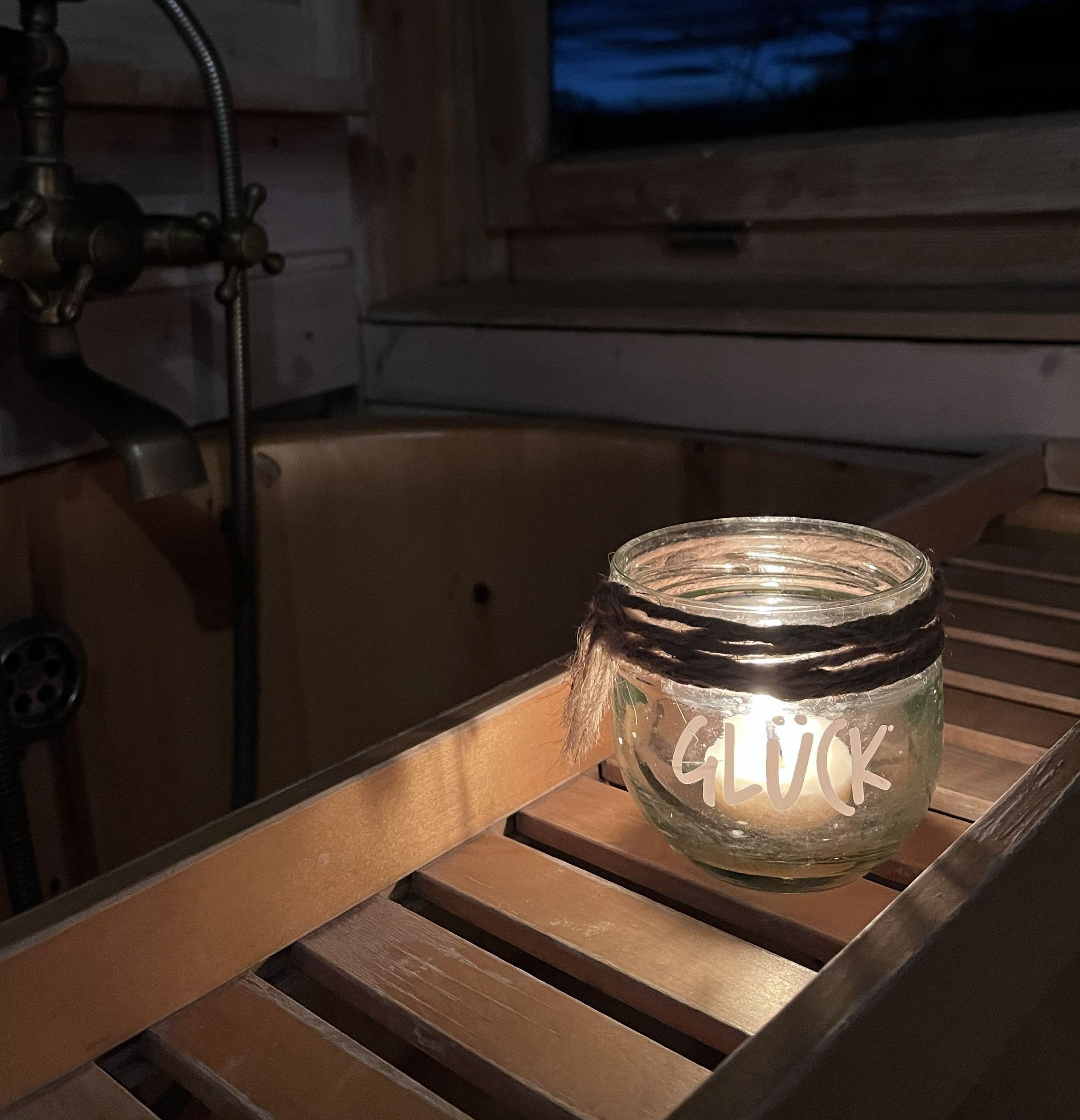 Silke Dames, Tourismus NRW e.V., Teelicht brennt im Glas